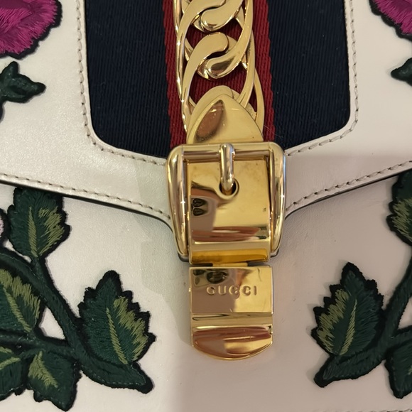 GUCCI Sylvie Embroidered Floral Shoulder Bag in White! - Picture 4 of 13